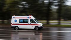 A4: policjanci wydostali kierowcę przez szyberdach