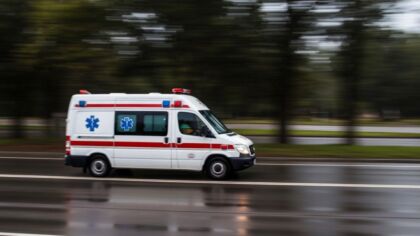 A4: policjanci wydostali kierowcę przez szyberdach